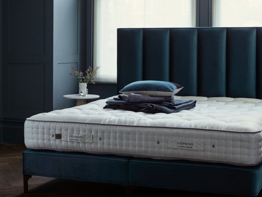 Materac i łóżko do sypialni w stylu glamour